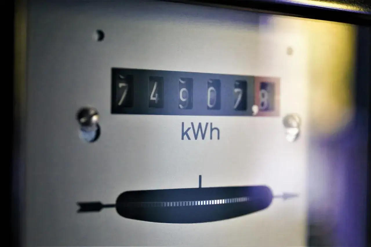Licznik energii pokazuje 74907.8 kWh. To jednostka, która mówi, ile energii zużyłeś.