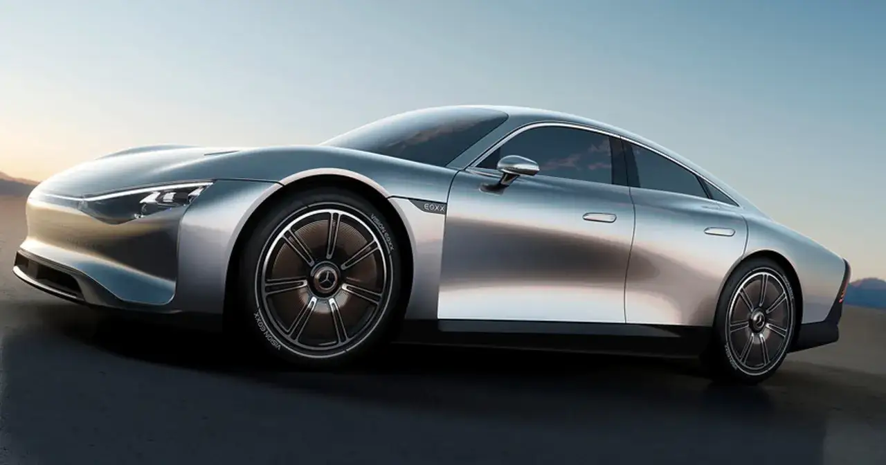 Srebrny, futurystyczny samochód elektryczny Vision EQXX z imponującym zasięgiem 1000 km, prezentuje się na tle nieba.
