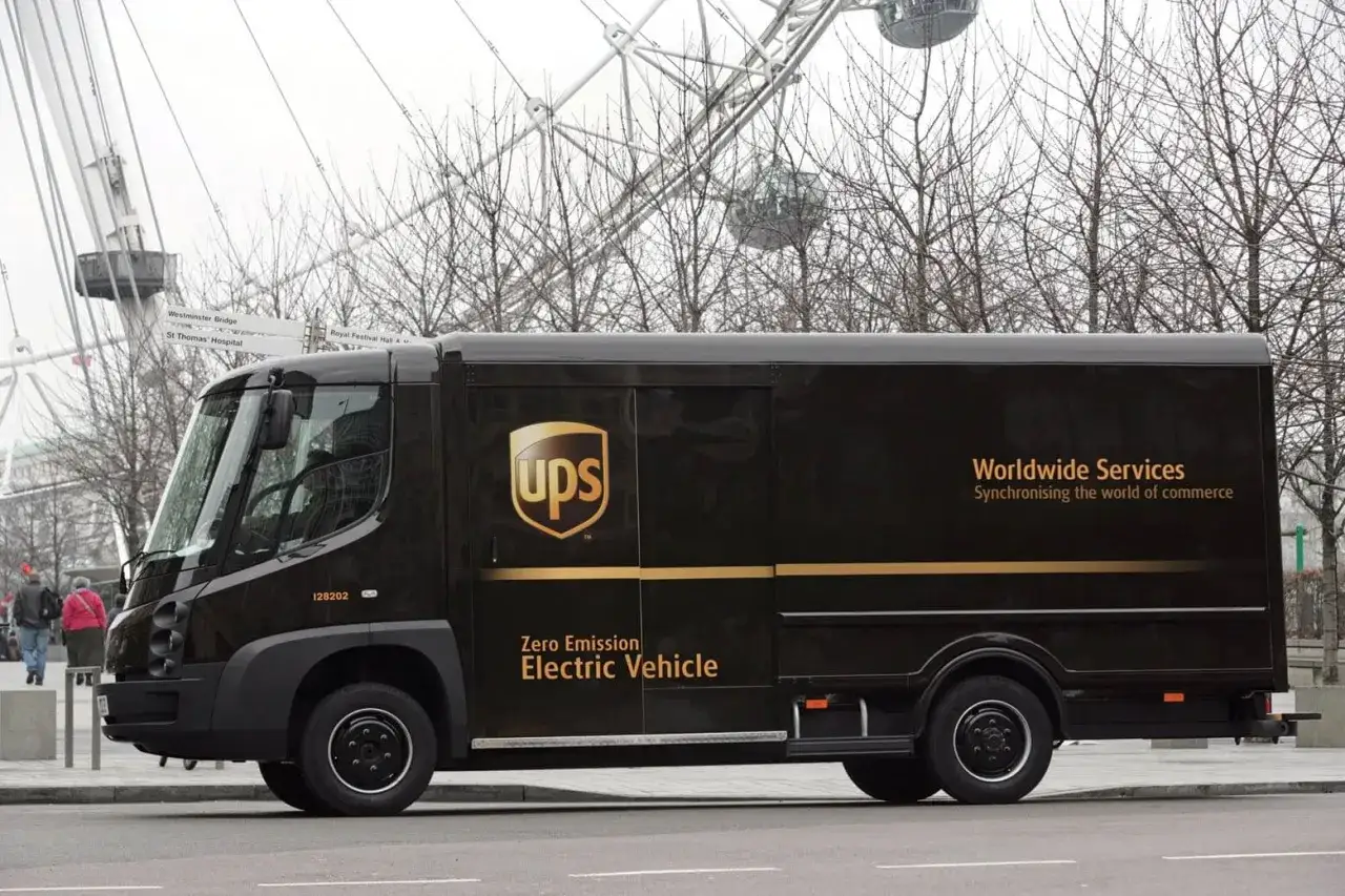 Ciemny van UPS z napisem