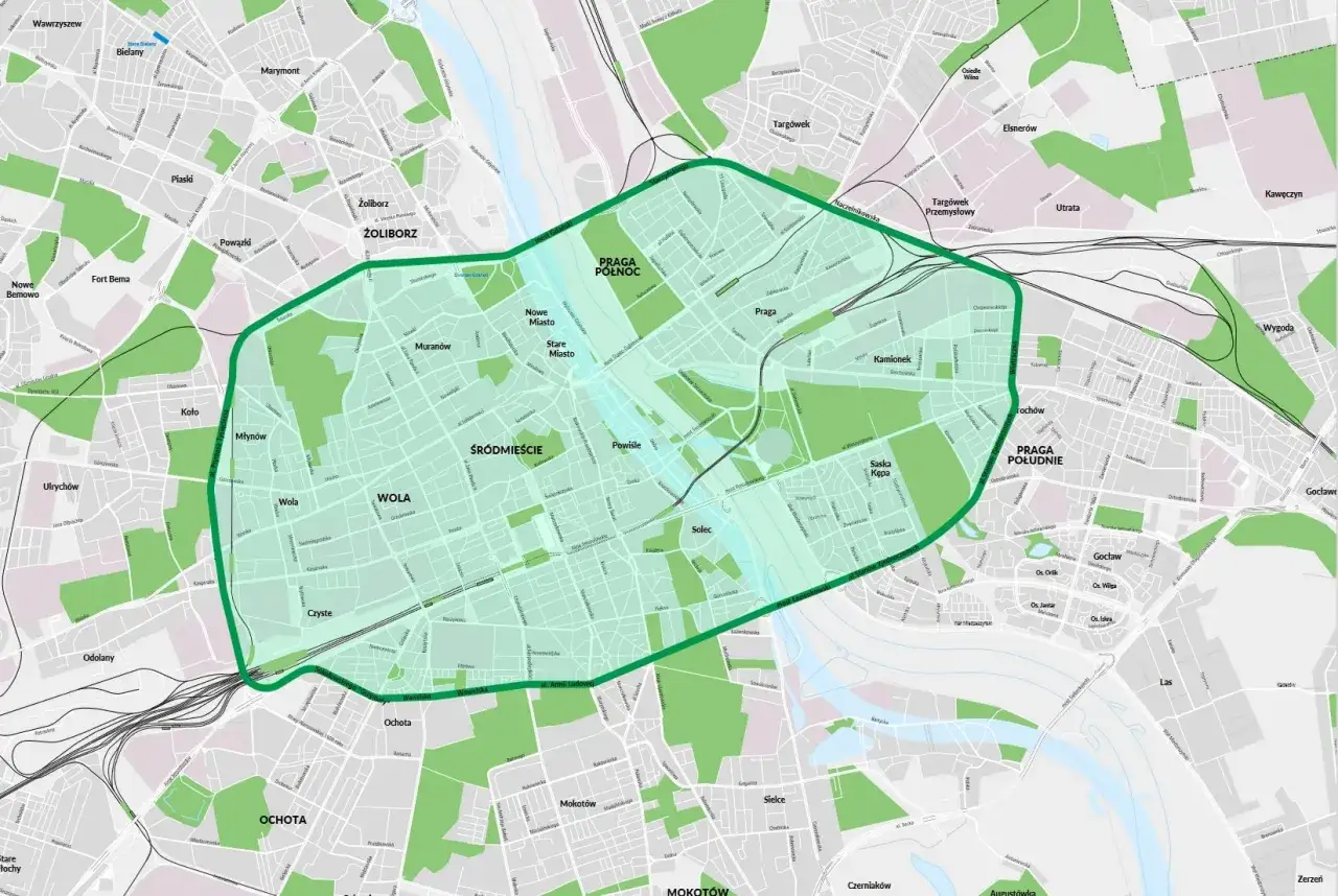 Mapa Warszawy z zaznaczoną zieloną obwódką strefy czystego transportu. Obejmuje Śródmieście, Wola, Ochota, Praga Północ i Południe.
