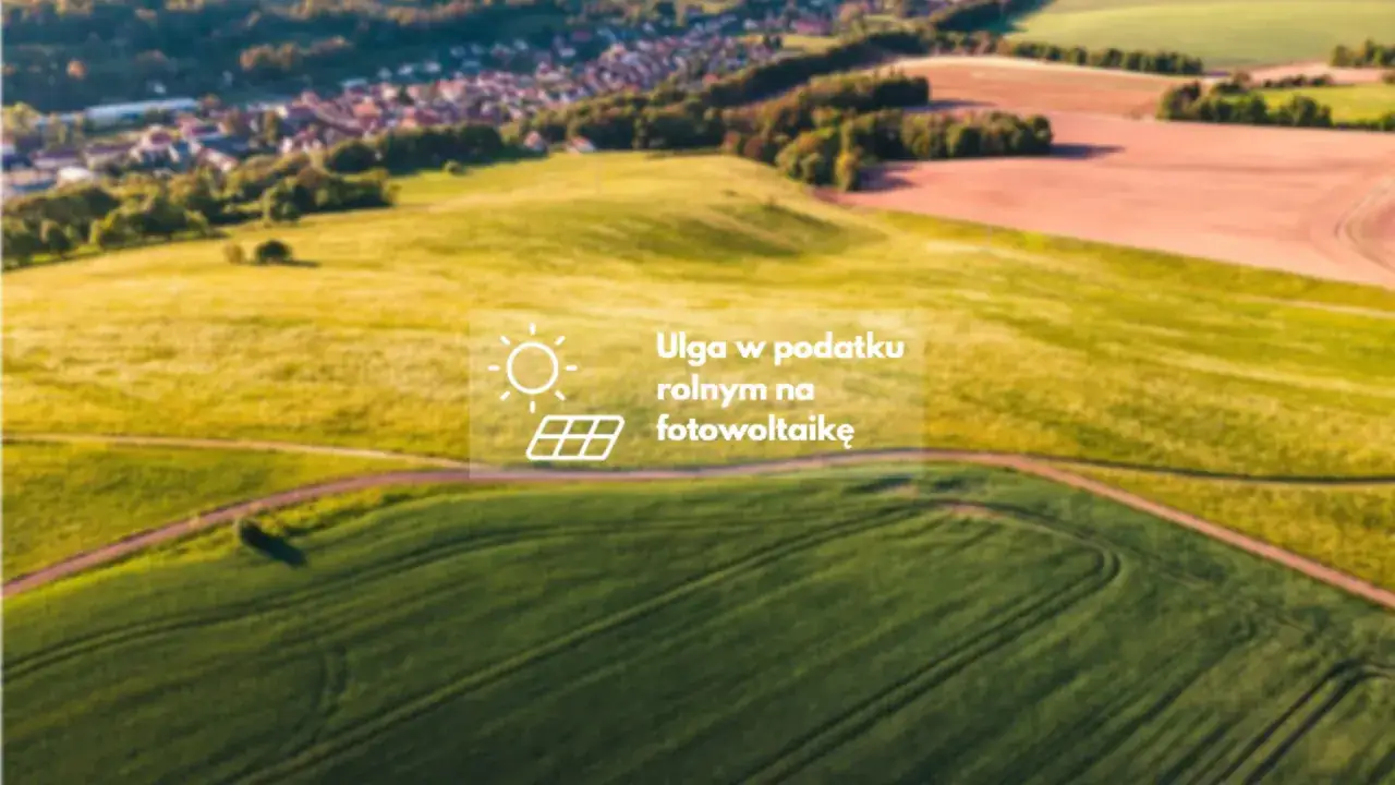 Zielone pola i miasteczko w tle. Nakładka tekstowa: